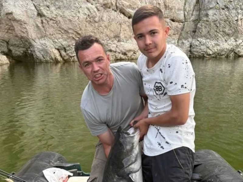 BORBA SA NEMANI TRAJALA SATIMA: Otac i sin iz Sjeničkog jezera izvukli soma od 50 kilograma i dva metra dužine! (FOTO)