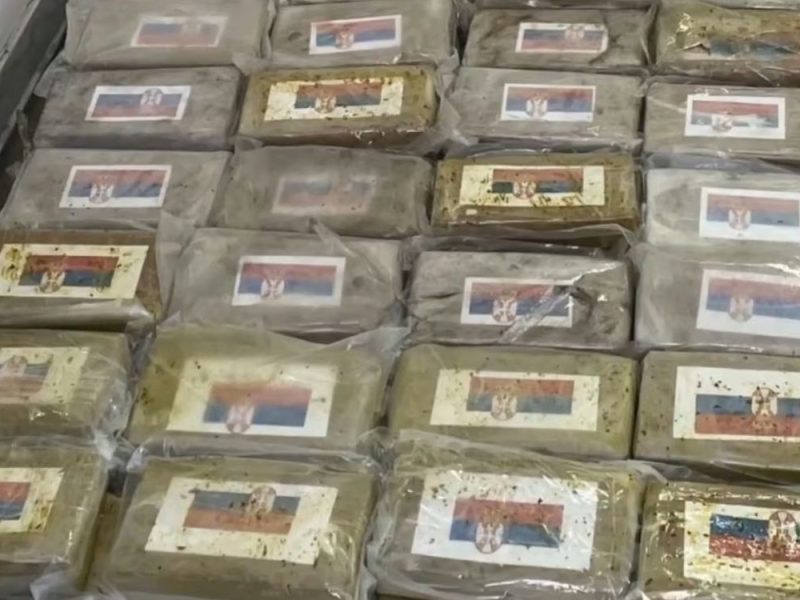 ZASTAVA SRBIJE NA PAKETIMA KOKAINA: Italijanska policija zaplenila skoro 800 kilograma droge sakrivene među bananama! (VIDEO)