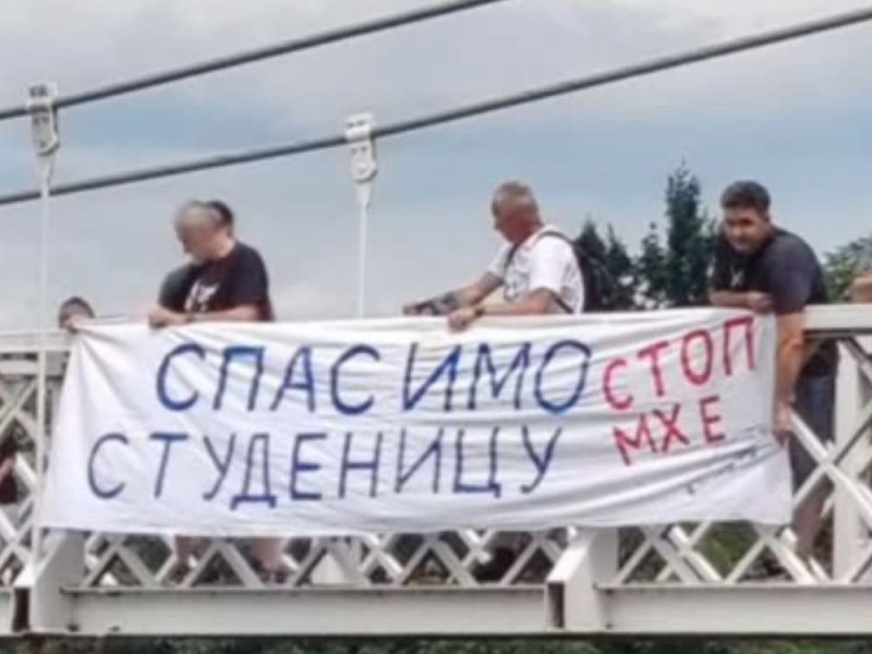 NE MOŽE „SPASIMO STUDENICU“: Navodni pripadnik BIA otimao transparent i bacio ga u Ibar, dve studentkinje povređene! (VIDEO)