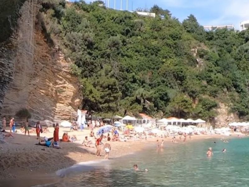 SRBIN (30) SE UTOPIO KOD BUDVE: Kupači izvukli telo mladića iz mora, istraga u toku!