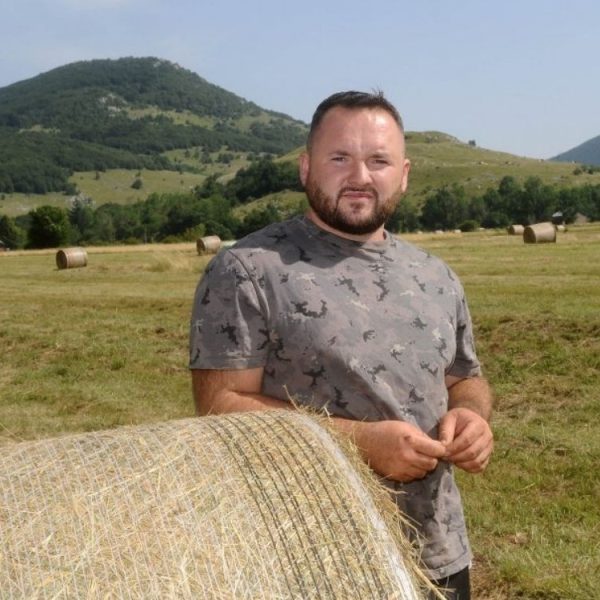 KAO BEBA IZBEGAO U „OLUJI”, PA SE SA DIPLOMOM PRAVNIKA VRATIO U LIKU: Rajko je oživeo dedovinu i u pustom selu napravio čudo! (VIDEO)