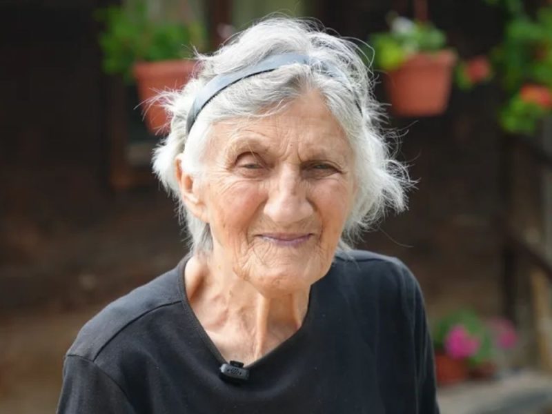 „JOŠ BIH GA NOSILA DA MI JE POŽIVEO“: Olga je šest decenija nosila bolesnog sina na leđima i dobila nadimak majka hrabrosti!
