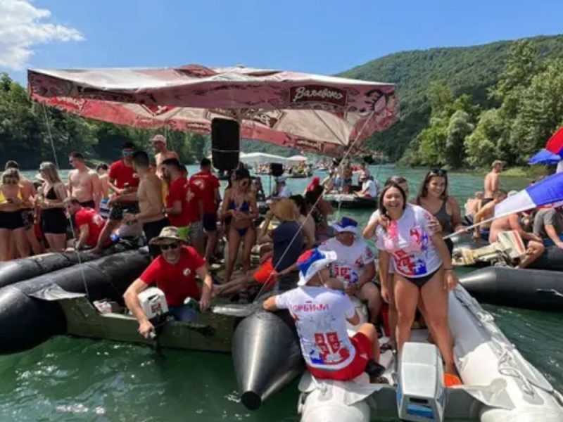 TRADICIJA DUGA SKORO TRI DECENIJE: Više hiljada ljudi iz Srbije i sveta uživalo u spektakularnom spustu Drinom! (FOTO)