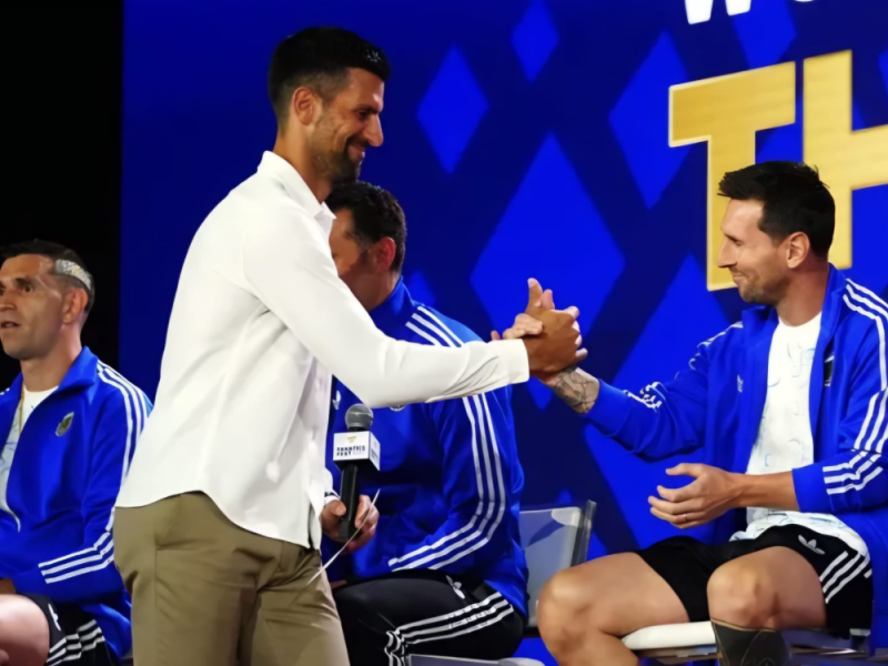 DVE LEGENDE SPORTA, RAME UZ RAME: Đoković u ulozi voditelja, a specijalni gost…Mesi!