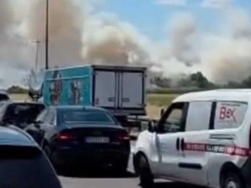 BUKTI POŽAR KOD NIŠA: Gust dim potpuno blokirao auto-put, vozila stoje u kilometarskoj koloni !