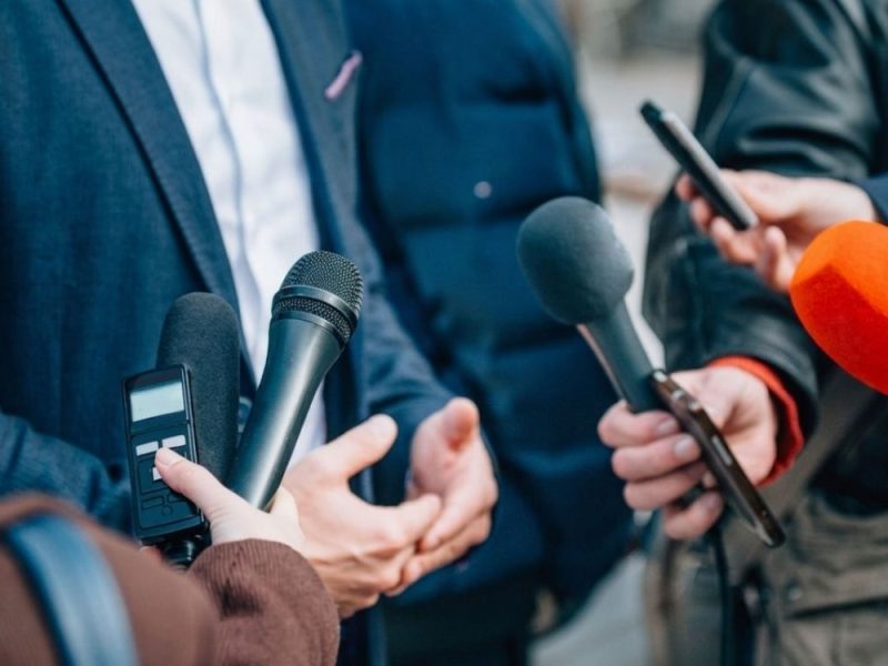 ALARMANTNO UPOZORENJE IZ BRISELA: Srbija u opasnoj spirali nasilja nad medijskim radnicima, zabeleženo više od dvesta napada na novinare u jednoj godini!