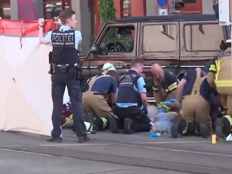 UŽAS U NEMAČKOJ: Muškarac u tržnom centru izbo ženu, pa je zapalio, policija opkolika objekat!