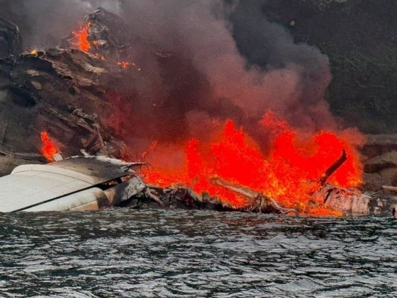 AVION SE SRUŠIO I ZAPALIO BLIZU SIJETLA: Spaseno svih 11 ljudi, lekari se bore za život jedne osobe! (VIDEO)