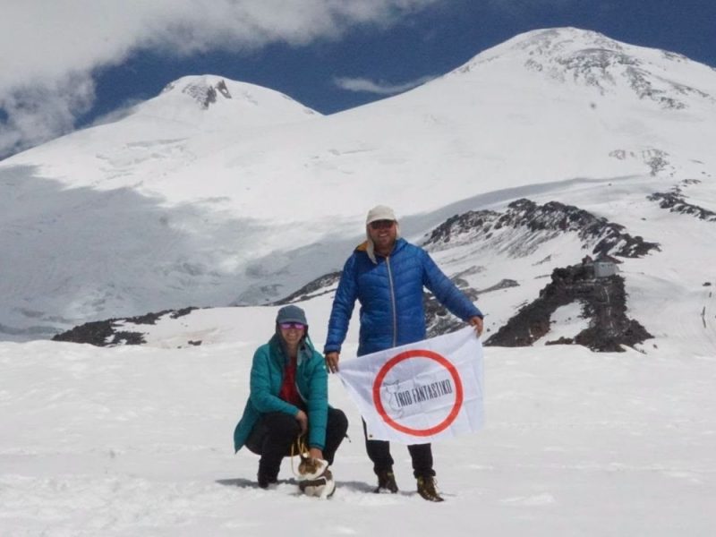 BRAČNI PAR IZ ZENICE MEĐU STRADALIMA NA ELBRUSU: Dva dana pred smrt objavili sliku sa 4.500 metara, osvajali vrhove sa mačkom!