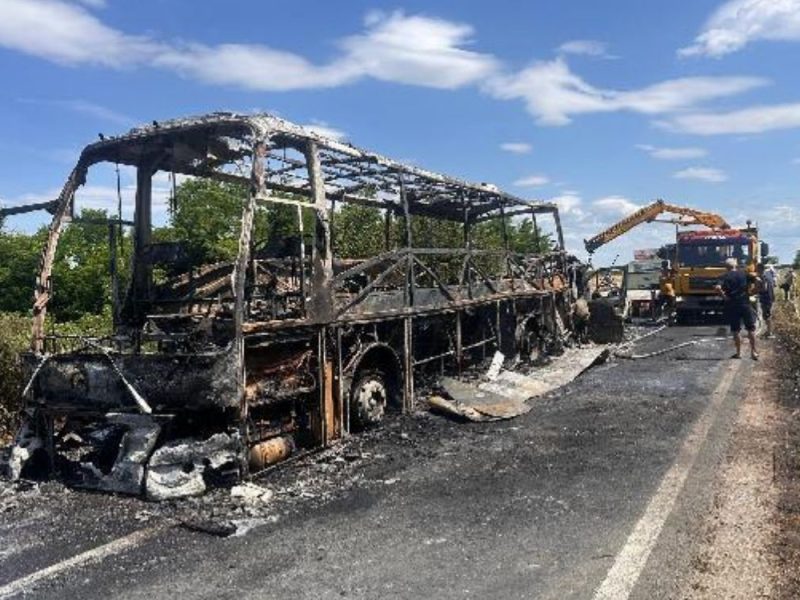 STRAVIČNA NESREĆA KOD ŠAPCA: Sudarili se kamion, kombi i automobil, petoro povređeno, sva vozila izgorela!