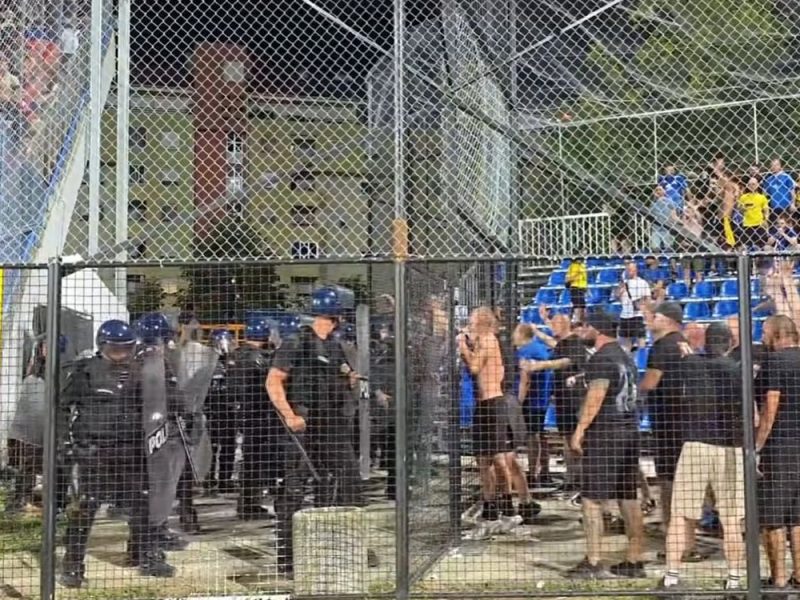 HAOS NA KVALIFIKACIJAMA ZA LIGU ŠAMPIONA: Sukobili se navijači Borca i Levskog, izbio požar na stadionu u Banjaluci! (VIDEO)