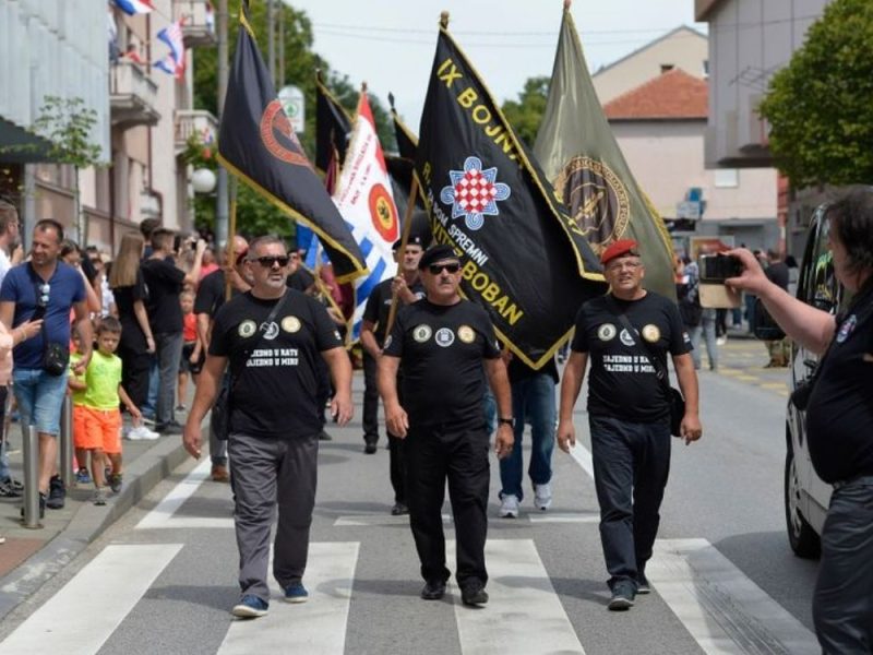 SRAMNA ODLUKA SUDA U SPLITU: Oslobođeno 13 pripadnika HOS-a za ustaški poklič „za dom spremni“!