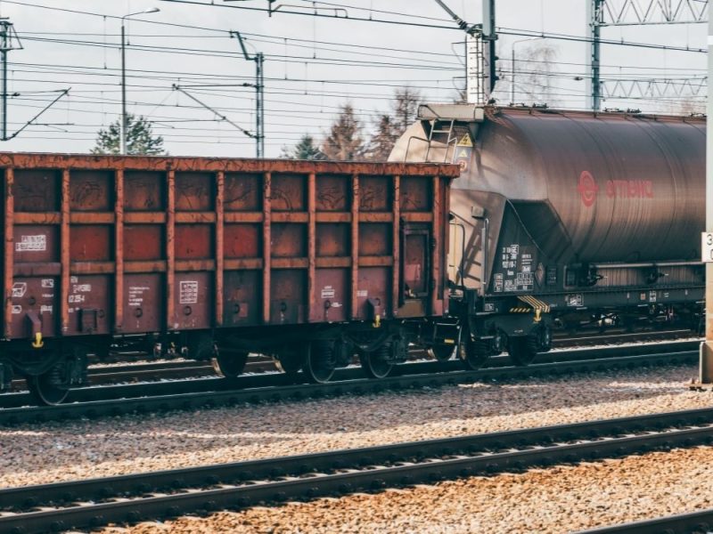 POPEO SE NA TERETNI VAGON: Tinejdžer (17) teško povređen kod Sremske Mitrovice, doživeo jak strujni udar!