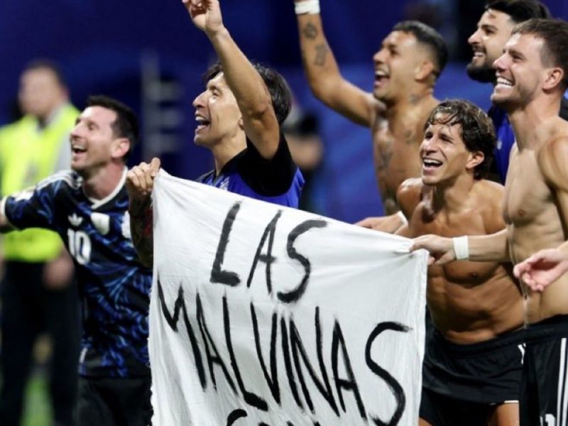 „MALVINI SU NAŠI“: Argentini preti kazna od FIFA zbog transparenta o Foklandskim ostrvima! (VIDEO)
