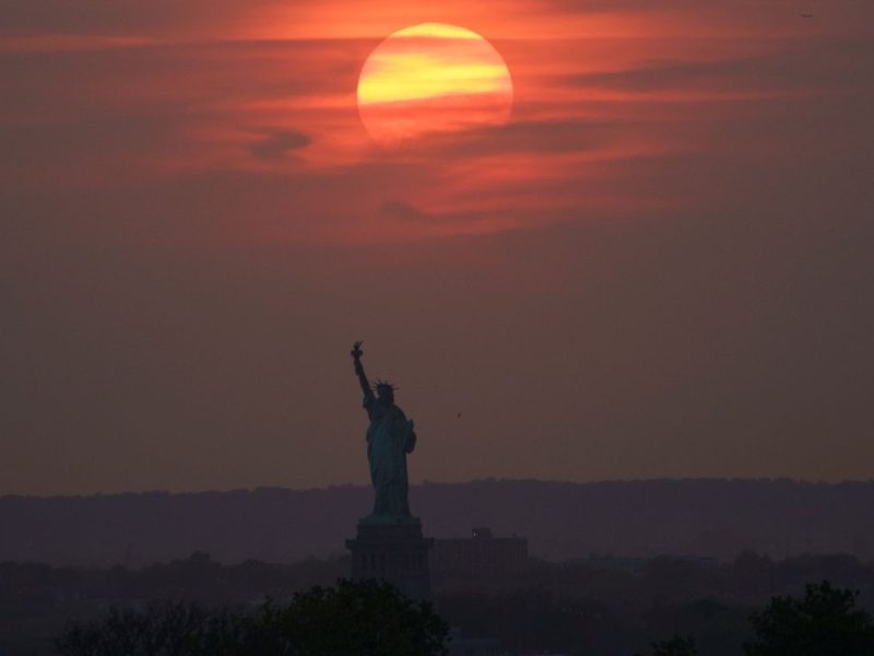 ISTOČNA OBALA AMERIKE NA UDARU TOPLOTNOG TALASA: Visoke temperature i vlažnost dovešće do subjektivnog osećaja od 48 stepeni!