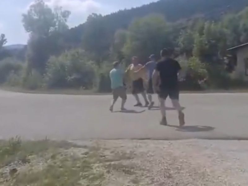 SRBI POVRATNICI NAPADNUTI KOD SANSKOG MOSTA: Ministar pravde RS traži hitno hapšenje odgovornih! (VIDEO)