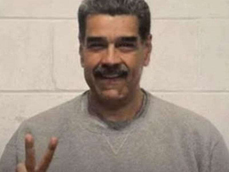 MADURO SREĆAN U TRAMPOVOM ZATVORU? Ekspredsednik Venecuele objavio fotke na kojima pozira sa znakom pobede, šalje pozdrave narodu Venecuele!