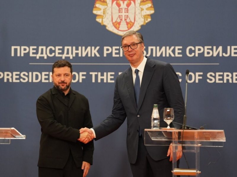DOK DELIBLATSKA PEŠČARA GORI: Vučić obećava humanitarnu pomoć ukrajinskom režimu i Zelenskom! (VIDEO)