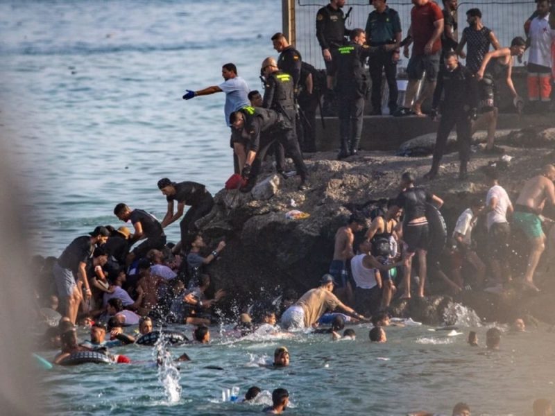 „REKLI SU NAM DA ĆEMO DOBITI SMEŠTAJ I VIZU“: Migranti otkrili šta ih je nateralo da rizikuju život i preplivaju do Seute!