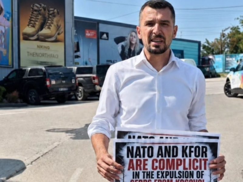 SRBE PRIVELI ZBOG PLAKATA! KFOR i kosovska policija reagovali po hitnom postupku, iako nema elemenata krivičnog dela! (VIDEO)