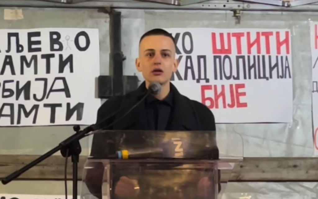ĆUTE I ŠKOLA I GRAD: Na Informeru čitali ocene dojučerašnjeg srednjoškolca iz Valjeva koji je govorio na protestima! (VIDEO)