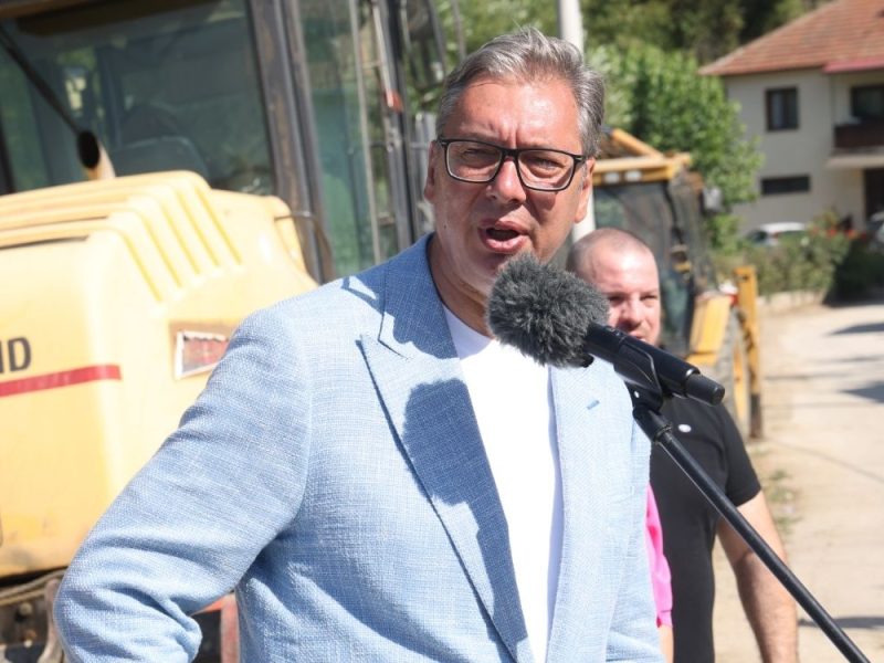 VUČIĆ SE OBRATIO SNS GLAVEŠINAMA U LESKOVCU: “Znam ja da vi mislite da sam ludak i samo čekate da odem!” (VIDEO)