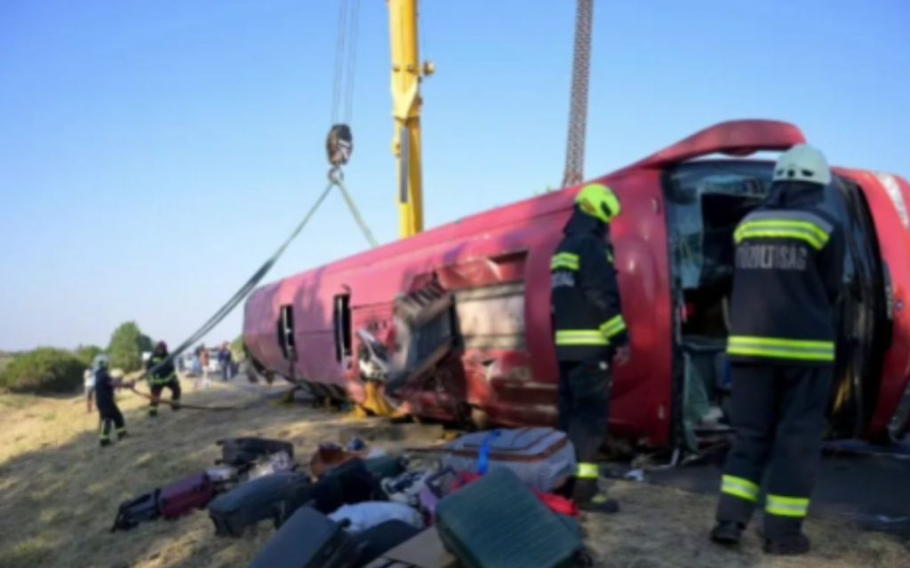 STRAVIČNA NESREĆA U MAĐARSKOJ: Autobus sa poljskim hodočasnicima sleteo sa puta, poginulo najmanje 12 ljudi! (VIDEO)