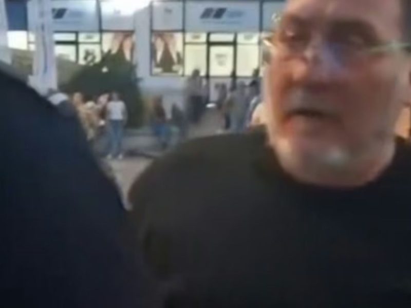 POCEPAO TRANSPARENT „TRUBI ZA STUDENTE“: Poslanik SNS pred policijom nasrnuo na građane u Šidu! (VIDEO)
