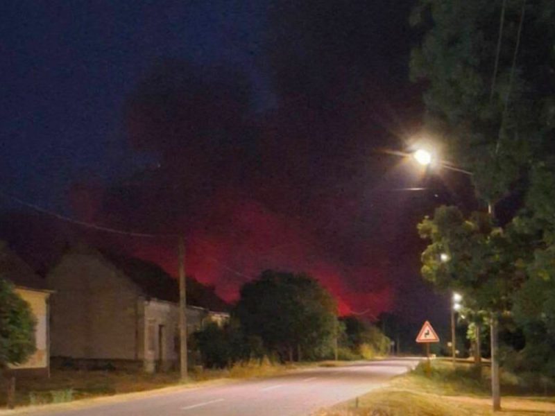 APOKALIPSA U DELIBLATSKOJ PEŠČARI: Dramatična noć, požar stigao do naselja,vetar ponovo raspiruje plamen!