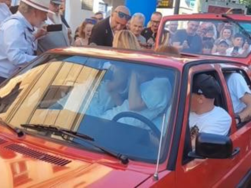 U KRAJINI OBORILI GINISOV REKORD: 20 ljudi stalo u Golfa dvojku! (VIDEO)