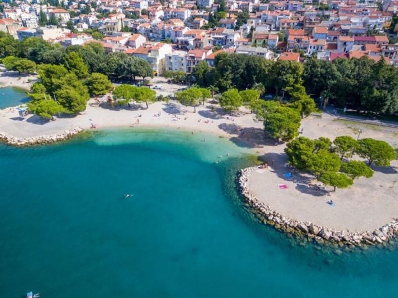 NESREĆA KAKVA SE RETKO VIĐA: Bor se iznenada srušio na punoj plaži u Hrvatskoj, povređena deca i odrasli!