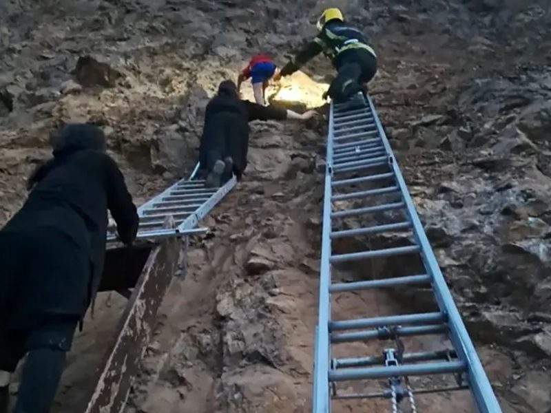 HEROJSKI PODVIG KOD MANASTIRA PREOBRAŽENJE: Monasi i vatrogasci spasili dete sa litice visoke 15 metara!