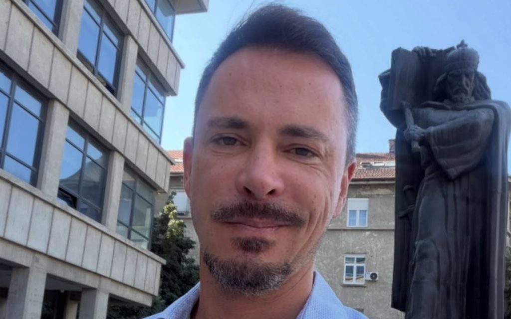 PROFESOR FDU PRETUČEN U BEOGRADU: Tvrdi da su ga napali SNS batinaši, napadači ga tukli stolicom, oteli mu telefon!