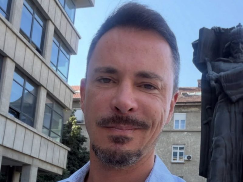 PROFESOR FDU PRETUČEN U BEOGRADU: Tvrdi da su ga napali SNS batinaši, napadači ga tukli stolicom, oteli mu telefon!