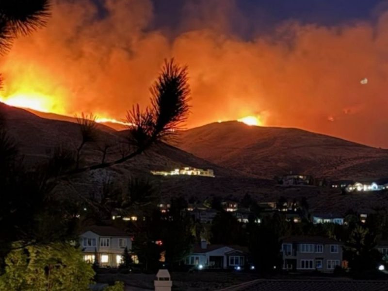 VELIKI POŽAR U NEVADI: Gori preko 40 kvadratnih kilometara, vatra sve bliža stambenim oblastima!