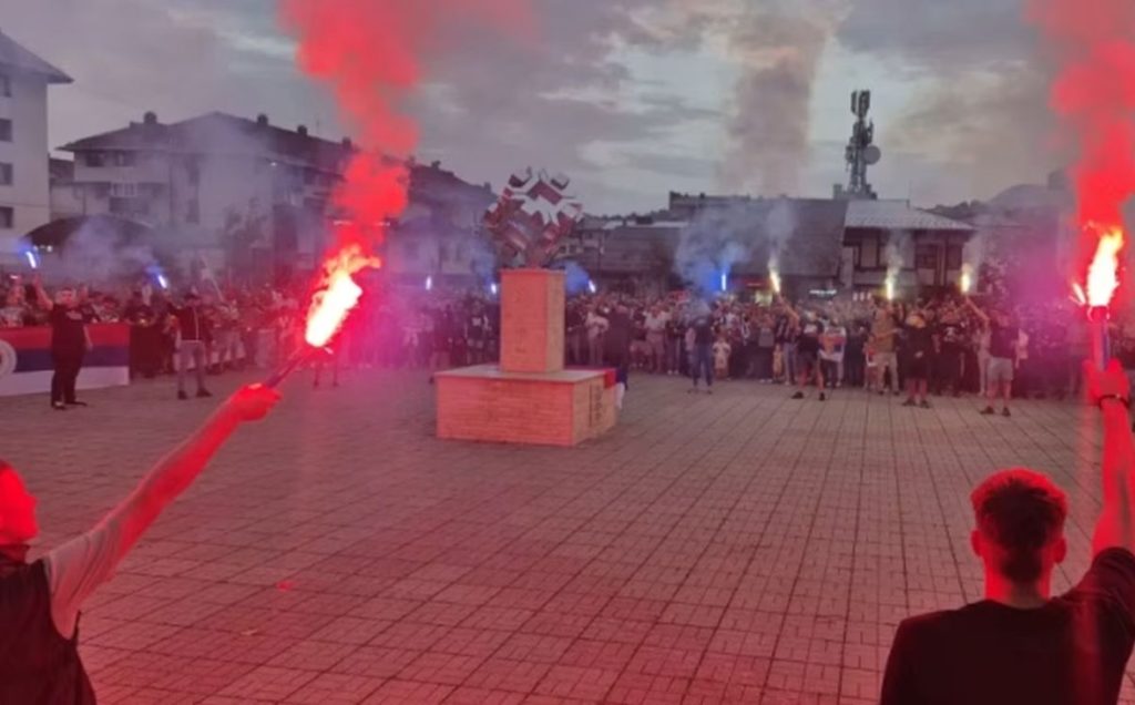 OKUPLJENI U ČAST RATKA MLADIĆA: Hiljade građana širom gradova Republike Srpske izašlo i sinoć da oda počast preminulom generalu! (FOTO)