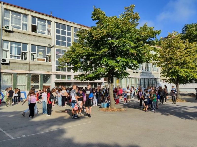 DIREKTORKA OŠ „20. OKTOBAR“ OTPUSTILA 13 UČITELJA I NASTAVNIKA: Roditelji ogorčeni zbog novog kadra koji je stigao pred početak škole!