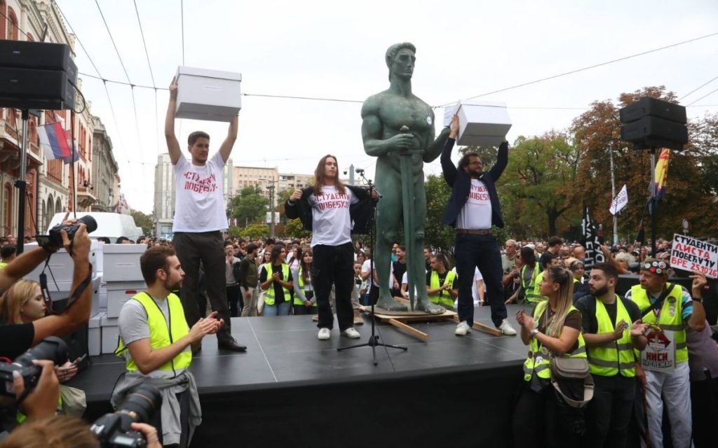 STUDENTI ODGOVORILI VUČIĆU: Nećemo uvoditi sankcije Rusiji, nego šta ćemo za Nadstrešnicu, Gazivode i 2 minuta snimka sa naplatne rampe?!