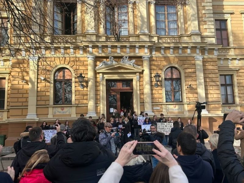 „SCENARIO JOVINE GIMNAZIJE“ U SUBOTICI: Roditelji i profesori tvrde da je najmanje 12 nastavnika ostalo bez posla!