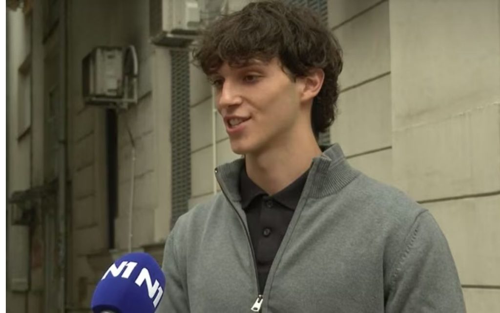 DUGI REDOVI ZA STUDENTSKU LISTU ŠIROM SRBIJE: Građani u Beogradu čekali i više od šest sati za potpis podrške!