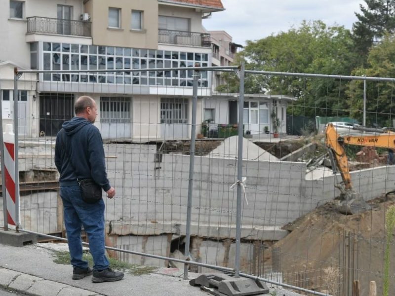 STANARI I DALJE VAN SVOJIH DOMOVA: Šest dana nakon urušavanja zida u Vojvode Vlahovića ulica zatvorena!