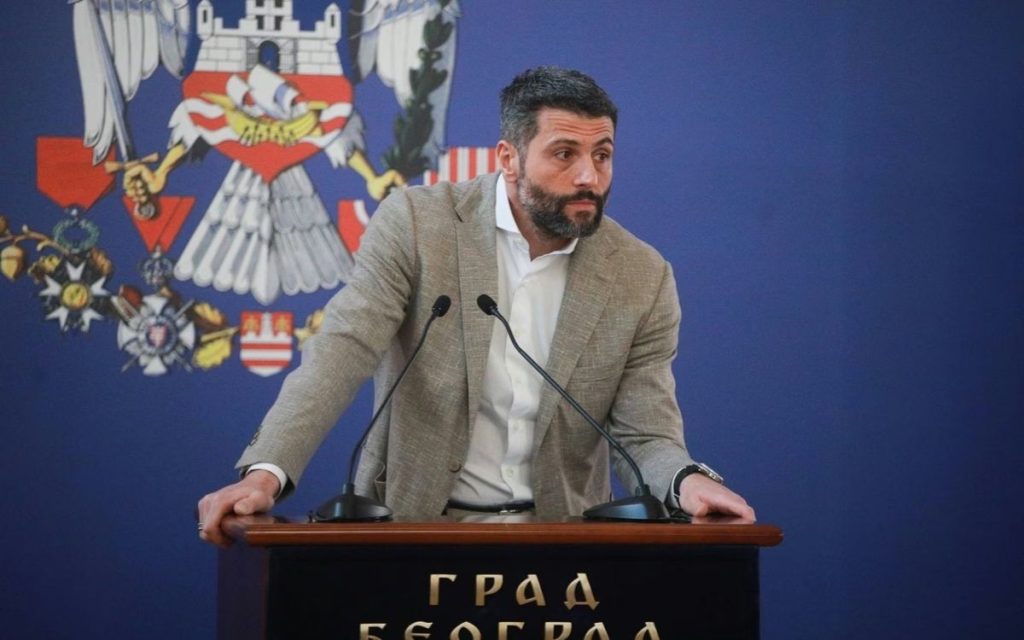 „NISAM JE UDARIO, SAMO SAM JE POMERIO“: Šapić tvrdi da nije slomio nos odbornici Kreni-promeni, uputio izvinjenje Vučiću! (VIDEO)