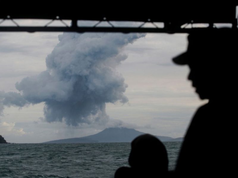 ERUPCIJA ANAK KRAKATAUA ZATVORILA AERODROME: Sedam aerodroma u Indoneziji obustavilo rad zbog vulkanskog pepela!