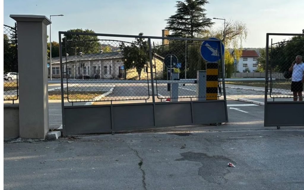 JEZIV INCIDENT U NIŠU: Na dete pala kapija Prekršajnog suda koja je nedavno postavljena!