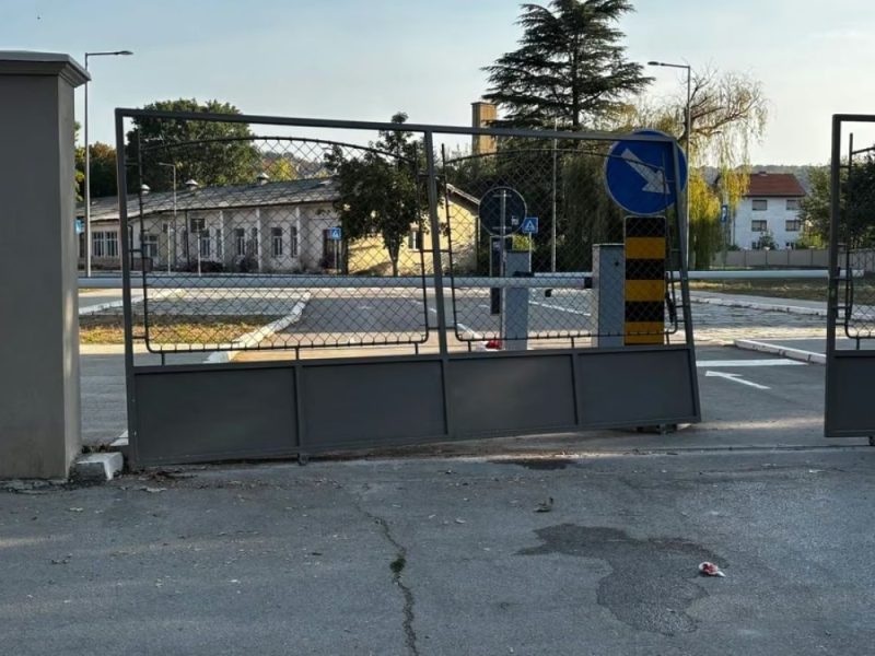 JEZIV INCIDENT U NIŠU: Na dete pala kapija Prekršajnog suda koja je nedavno postavljena!