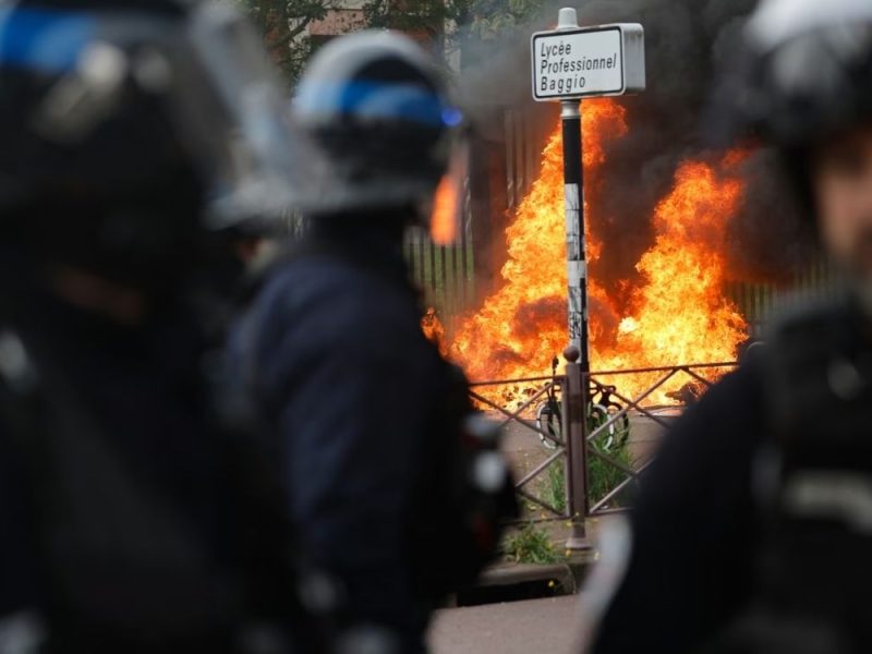 PROTESTI UČENIKA ESKALIRALI: Francuska policija privela 440 lica, većina su maloletnici!