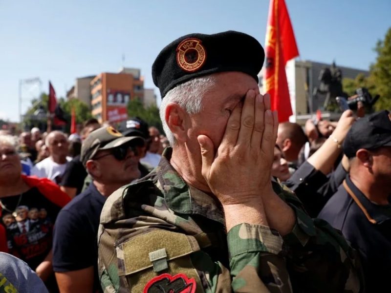 NAKON PRESUDE U HAGU DOŠLO DO INCIDENATA: Okupljanje i dešavanja ispred zgrade EULEX-a na Kosovu i Metohiji! (VIDEO)