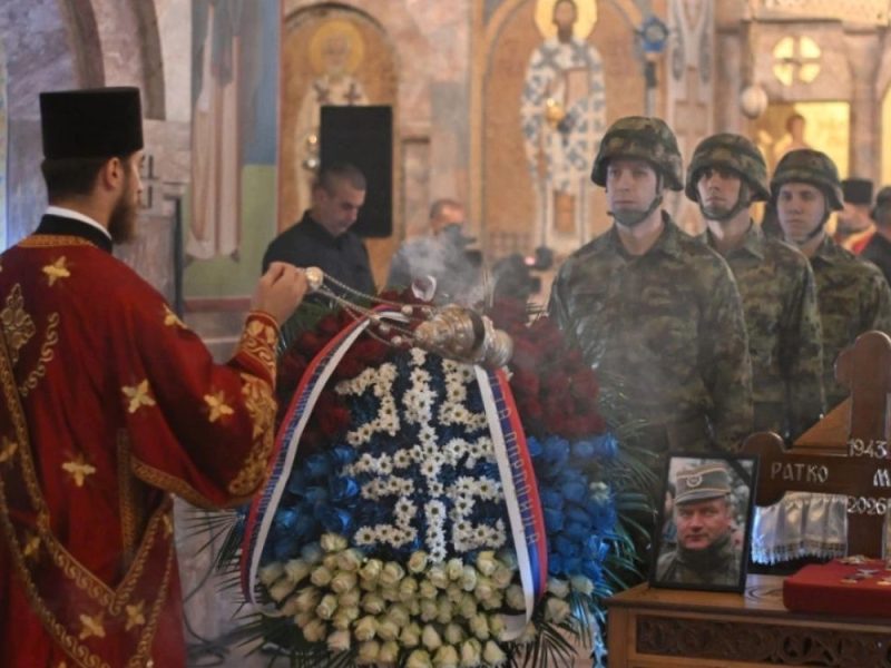 RATKO MLADIĆ BIĆE SAHRANJEN U BEOGRADU: Kovčeg izložen u crkvi Svetog Luke, građani dolaze u kolonama da mu odaju poslednju počast!