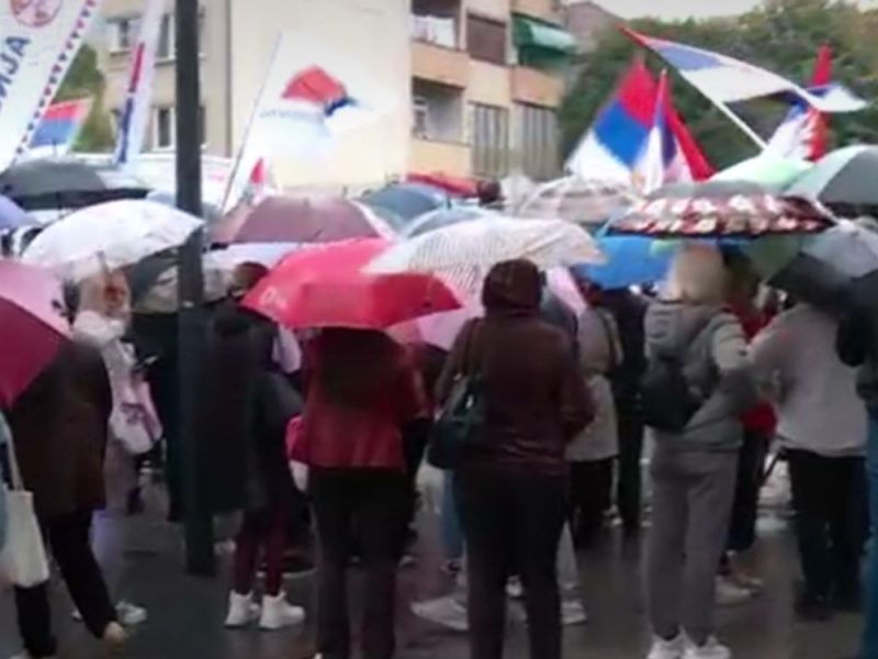 REŽIMSKI CIRKUS U ALEKSINCU: Naprednjaci iz Niša autobusima stigli na doček studenata biciklista, građani ih ih ispratili uz „Pumpaj“! (VIDEO)