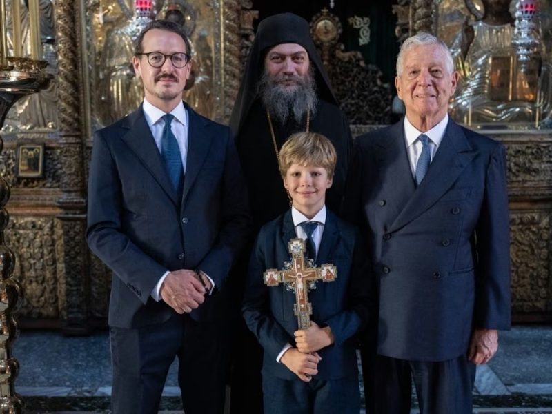 ISTORIJSKA POSETA HILANDARU: Tri generacije Karađorđevića prvi put zajedno na Svetoj Gori, igumanu Metodiju uručena Karađorđeva zvezda! (VIDEO)